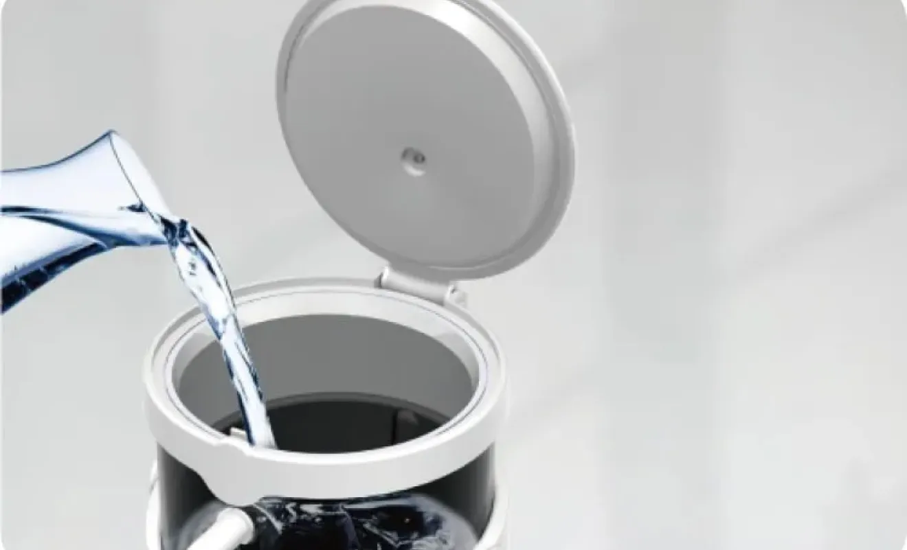 蓋を開けたリタアクアのタンクに水を注ぎ入れる様子
