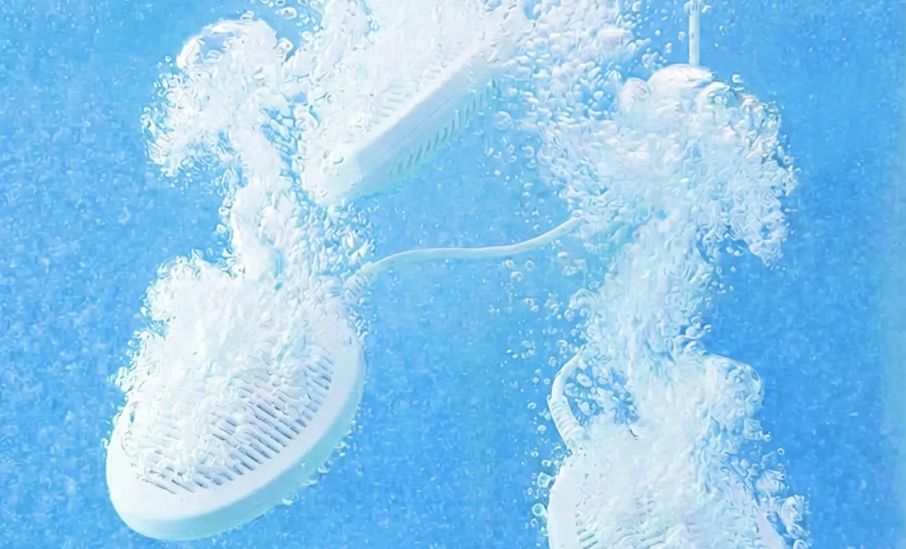 水中で気泡を発生させている3本の電極