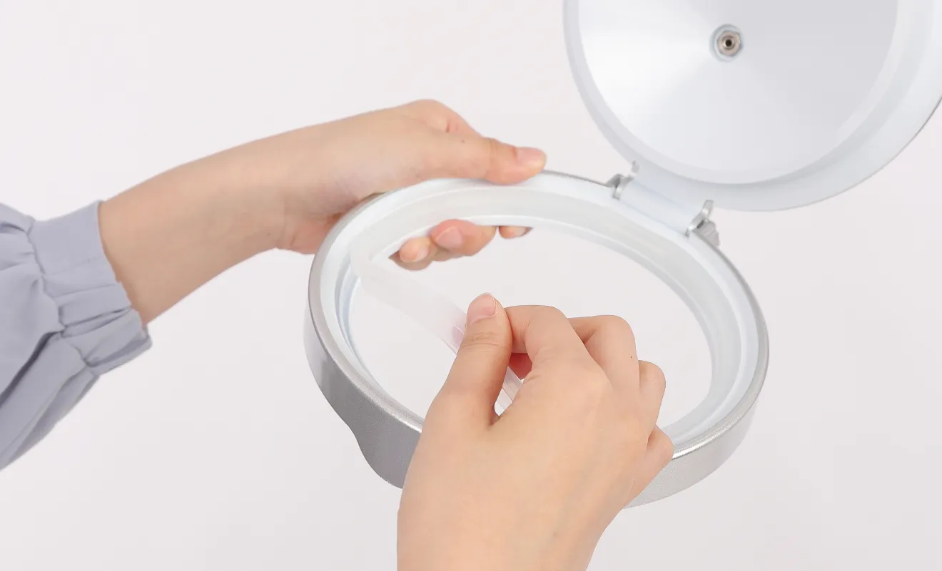 水素飲水器の蓋を開け、パッキンを取り外す手元