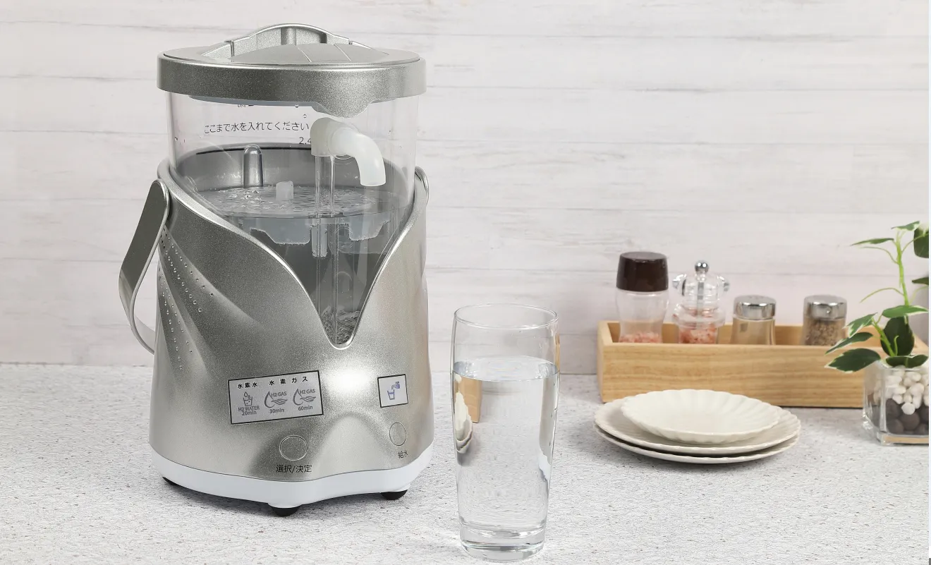 キッチンに置かれた水素飲水器と、注がれた水素水のグラス