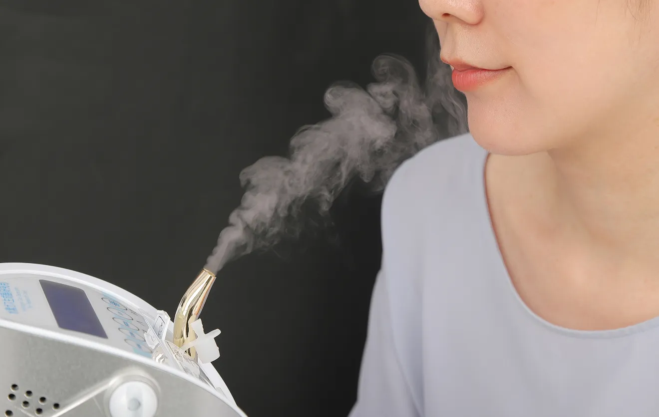 水素ガス生成器から噴き出す水素ミストを顔にあてる様子