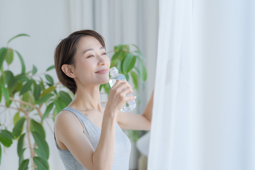「水を飲むようにしたら痩せた」は本当？効果が期待できる方法や水の種類を解説！